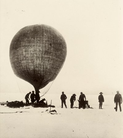 Vista del pallone di budello di vacca gonfiato con idrogeno sul ghiaccio. Da un album di Sir Ernest Henry Shackleton intitolato Spedizione Antartica Nazionale (1901-1903) da Ernest Henry Shackleton
