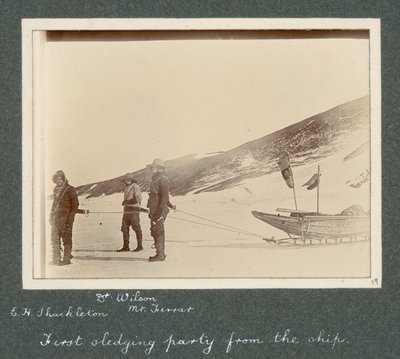 E H Shackleton, Dr Edward Wilson e Mr Hartley Ferrar (il geologo) imbracati alla slitta. Da un album di Sir Ernest Henry Shackleton intitolato Spedizione Antartica Nazionale (1901-1903) da Ernest Henry Shackleton