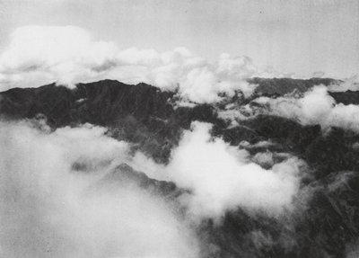 Hua shan, Pai yun, Shensi, Nuvole bianche intorno alla cima del Monte Sacro da Ernst Boerschmann