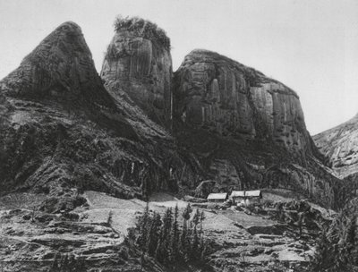 Ichangfu, Pi kia shan, Hupei, La Montagna del Portapennelli di fronte al Tempio della Grotta del Re Drago da Ernst Boerschmann