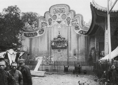 Kuangchou, Kuangtung, Tempio del Dio della Medicina, Frontone che guarda la strada da Ernst Boerschmann