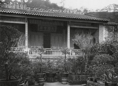 Kuangchou, Pai yun shan, Neng jen sze, Kuangtung, Sala principale nel Monastero di Neng Jen da Ernst Boerschmann