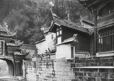 Kuanhien, Ori Lang miao, Szechuan, Primo cortile anteriore del Tempio Ori Lang da Ernst Boerschmann