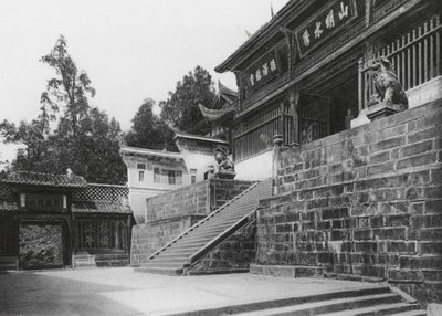 Kuanhien, Ori Lang miao, Szechuan, Secondo cortile anteriore da Ernst Boerschmann