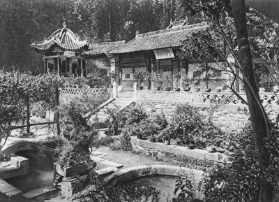 Miao tai tze, Shensi, Giardino del Monastero da Ernst Boerschmann