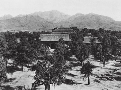 Taianfu, Tai miao, Shantung, Vista del Monte Sacro Tai shan sul Grande Tempio a nord da Ernst Boerschmann