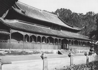 Tien tung sze, Chekiang, Sala principale nel Monastero del Ragazzo Celeste vicino a Ningpo (foto in bianco e nero) da Ernst Boerschmann