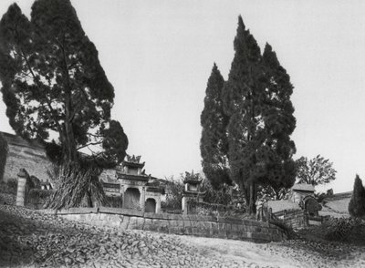 Wanhien, Kiao ting shan, Szechuan, Tomba sulle pendici di Kiao ting Hill vicino a Wanhien da Ernst Boerschmann