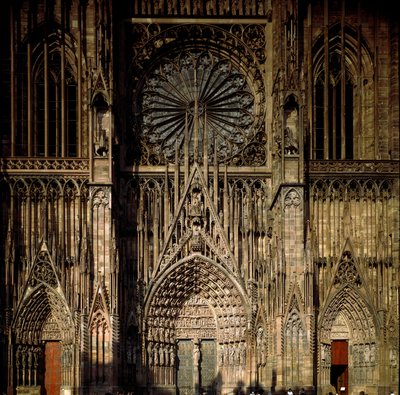 Arte gotica: vista da uno dei portali della Cattedrale di Notre Dame de Strasbourg, costruita nel XIII secolo da Erwin von Steinbach da Erwin von Steinbach