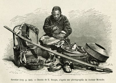 Il calzolaio ambulante ripara gli stivali ma anche le bardature delle carrozze dei funzionari del palazzo, ai piedi della Porta del Fiore Orientale del Palazzo Imperiale a Pechino. Incisione da un disegno di E.Ronjat, per illustrare il viaggio a Pechino da Etienne Antoine Eugene Ronjat