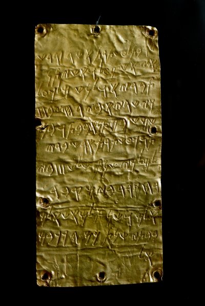 Antichità etrusca: tavolette (lastre) di Pyrgi in oro incise con iscrizioni fenicie dedicate alla dea Astarte. Fine VI-inizio V secolo a.C. Dim. 19,3 cm Roma, Museo Nazionale di Villa Giulia da Etruscan