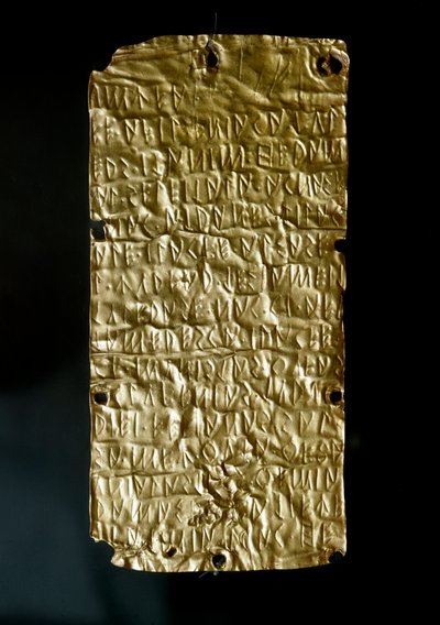 Antichità etrusca: tavolette di Pyrgi in oro incise con iscrizioni in lingua etrusca dedicate alla Dea Unita. Fine VI-inizio V secolo a.C. Roma, Museo Nazionale di Villa Giulia da Etruscan