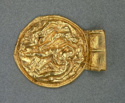 Pendente a bulla in rilievo. Civiltà etrusca, IV secolo a.C. da Etruscan