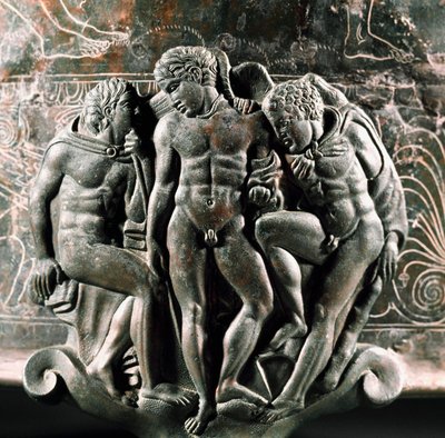 Arte etrusca: dettaglio del piede del Cista Ficoroni in bronzo che rappresenta Ercole, Iolao ed Eros tra loro. Da Preneste (Palestrina). 340 a.C. Museo Nazionale di Villa Giulia, Roma da Etruscan