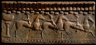 Arte etrusca: fregio decorato con cavalieri da un insieme architettonico a Murlo. VI secolo a.C. Murlo, Antiquarium Comunale, Italia da Etruscan