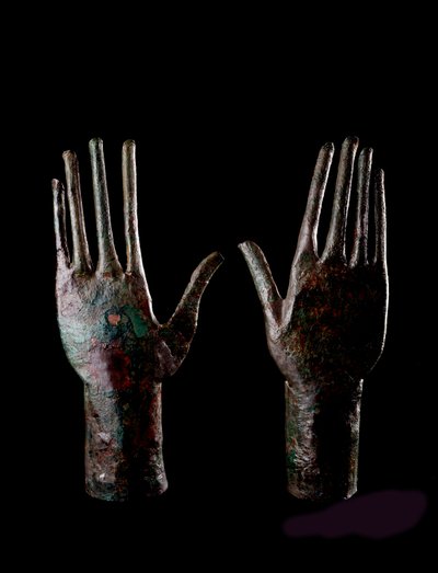 Arte etrusca: due mani - Statuette in bronzo - 680-670 a.C. Dim H 23,5 cm Dalla tomba del Carro di bronzo, Vulci da Etruscan