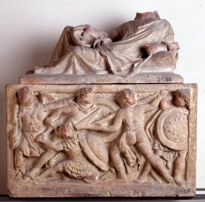 Civiltà etrusca: urna in terracotta da Chiusi, Italia - II secolo a.C. Dim 33x56x27 cm. Firenze, Museo Archeologico, inv 5686 da Etruscan