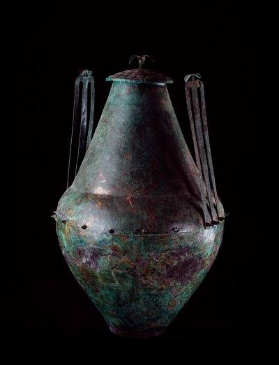 Civiltà etrusca: vaso biconico in bronzo con doppio manico e coperchio dalla tomba del carro di bronzo a Vulci, 680-670 a.C. da Etruscan
