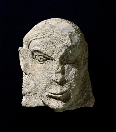 Civiltà etrusca: testa di donna in calcare. 650 a.C. circa. Dal tumulo della Pietrera di Vetulonia. Firenze, Museo Archeologico da Etruscan