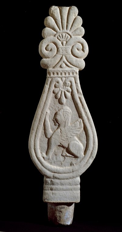 Civiltà etrusca: stele di sepolcro in gres decorata con la silhouette di un leone alato da Londa in Italia. 550-500 a.C. Firenze, Museo Archeologico da Etruscan