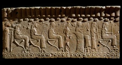 Civiltà etrusca: fregio in terracotta adornato con bassorilievi di divinità e dignitari seduti. 580 a.C. Dim. 24x54 cm. Dal Palazzo di Murlo. Murlo, Antiquarium Comunale da Etruscan