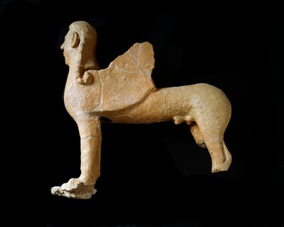 Civiltà etrusca: sfinge in terracotta. 550-530 a.C. Dal 2° Palazzo di Murlo. Depositi Soprintendenza Archeologica dell
