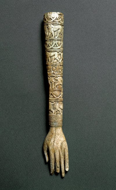 Antichità etrusca: braccio anteriore o manico di flabello (ventaglio liturgico) in avorio. Dalla tomba Barberini a Preneste (Palestrina). VII secolo a.C. Roma, Museo Nazionale di Villa Giulia da Etruscan