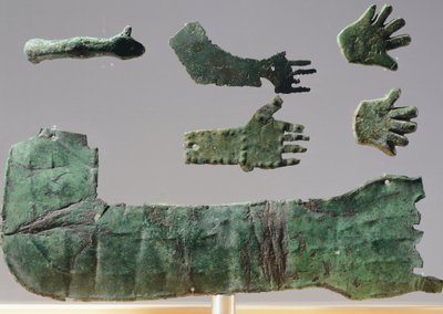 Ex-voto in piastra di bronzo raffigurante gli arti superiori. Artefatti dagli oggetti del Santuario di Reithia Este (Venetia). Civiltà etrusca, V-IV secolo a.C. da Etruscan