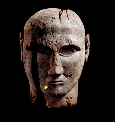 Testa di un uomo, scultura in legno con tracce d