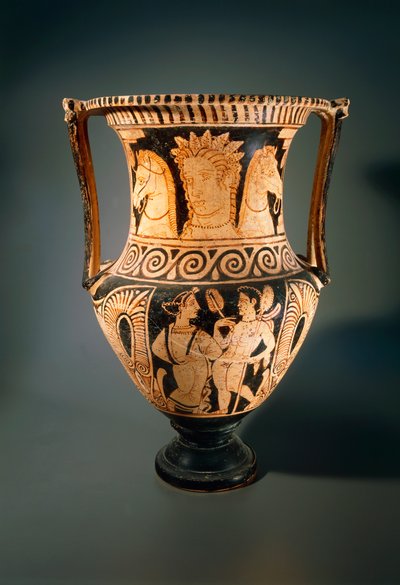 Kelebe o cratere a colonna, del Pittore di Asciano, raffigurante una giovane che riceve un flabello (ventaglio). Ceramica a figure rosse dalla Tomba 3 di Poggio Pinci, Asciano (Toscana). Civiltà etrusca, IV secolo a.C. da Etruscan