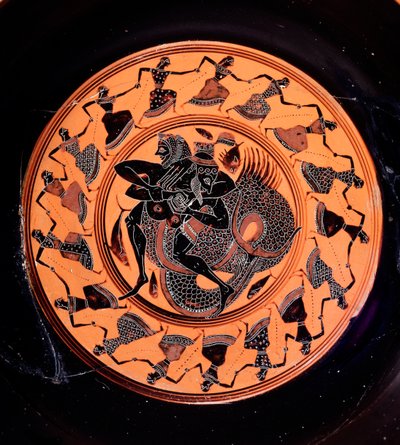 Kylix in terracotta raffigurante Ercole che combatte con Tritone, circondato da diciassette Nereidi danzanti, 6° secolo a.C. da Etruscan