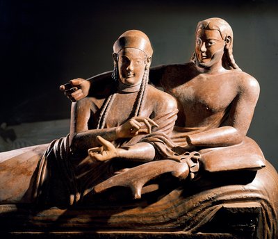 Arte etrusca: Sarcofago degli sposi, gruppo scolpito in terracotta di una coppia sul letto funebre (dettaglio), da Cerveteri, Italia. 525-500 a.C. Parigi, Museo del Louvre da Etruscan Etruscan