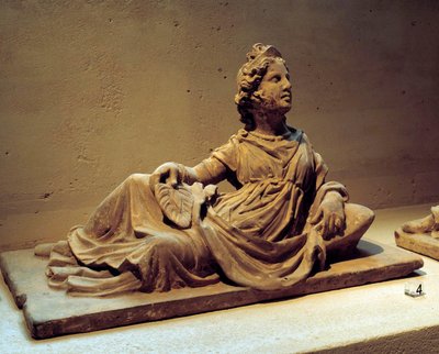 Arte etrusca: coperchio di urna funeraria raffigurante la moglie del defunto che tiene un ventaglio. Dal monumento funerario di Chiusi (Toscana, Italia). II secolo d.C. Parigi, Museo del Louvre da Etruscan Etruscan