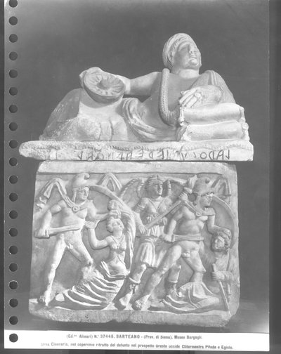 Oreste che uccide Clitennestra e Pilade che uccide Egisto, urna cineraria (marmo) (foto b/n) da Etruscan Etruscan