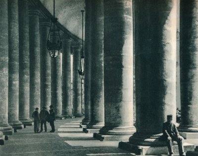 Parte del colonnato a Piazza San Pietro, Roma, Italia, 1927 da Eugen Poppel
