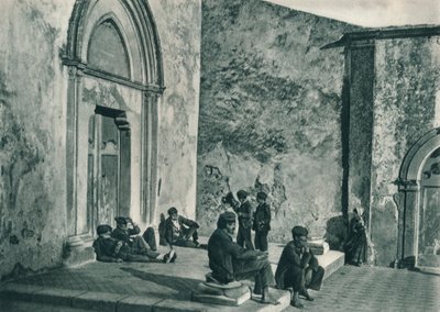 Riposo fuori da una chiesa, Taormina, Sicilia, Italia, 1927 da Eugen Poppel