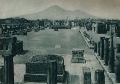 Vista del foro con il Vesuvio in lontananza, Pompei, Italia, 1927 da Eugen Poppel