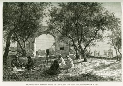 Bab-er-Roumia (Bab er Roumia), porta della donna cristiana, rovine romane a Dougga, picnic di viaggiatori e le loro guide, intorno a una macchina fotografica. Incisione di Eugene Girardet, per illustrare la storia 