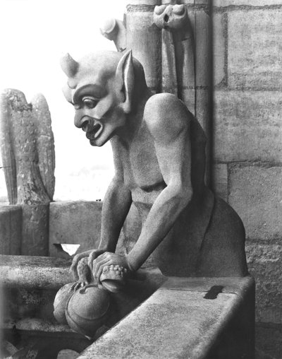 Gargoyle dalla balaustra della Grande Galerie, diavolo che tiene un rospo, replica di un originale del 12° secolo da Eugene Emmanuel Viollet le Duc