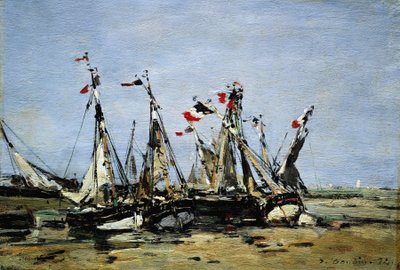 Trouville (Francia), in attesa della marea, barche da pesca sulla spiaggia, decorate con bandiere francesi, commemorando la Rivoluzione Francese del 1789 da Eugene Louis Boudin