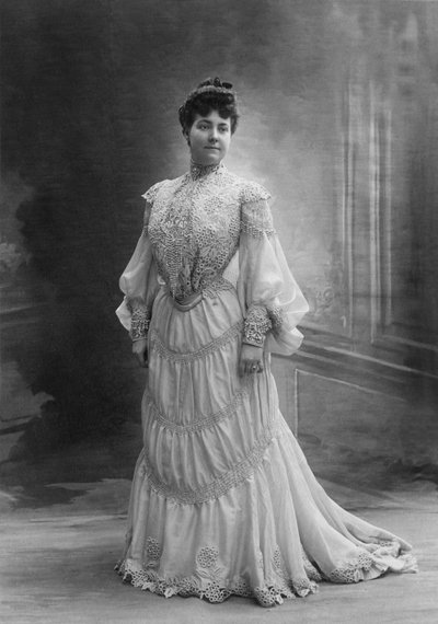 Signora Paul de la Cramerye con un vestito di pizzo da Eugene Pirou