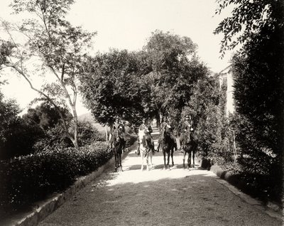 Un gruppo di uomini in uniforme a cavallo alla fattoria Lo Zucco, Sicilia, c.1900 da Eugenio Interguglielmi