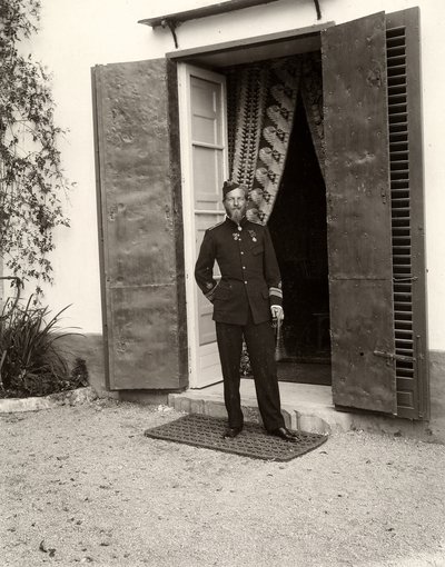 Ritratto di un uomo in uniforme alla fattoria Lo Zucco, Sicilia, 1900 da Eugenio Interguglielmi