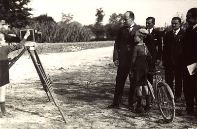 Mussolini posa con suo figlio per un fotografo da Eugenio Risi
