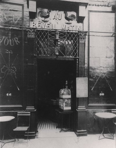 Au Réveil Matin, rue Amelot, 11° Arrondissement, Parigi da Eugène Atget