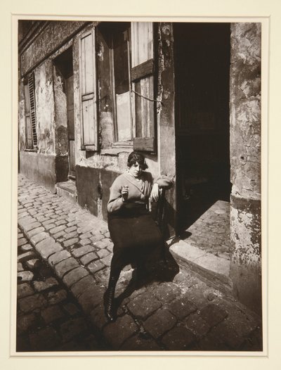 La Villette, prostituta in attesa di un cliente, 19° arrondissement, aprile 1921 da Eugène Atget