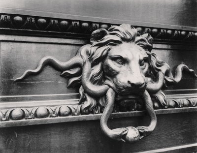 Battente a forma di leone, Parigi da Eugène Atget