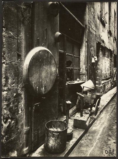 [Rue de la Reynie (Bottega del lattoniere, rue de la Reynie)]. da Eugène Atget