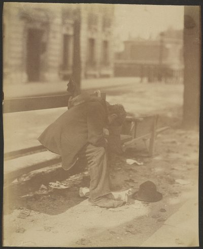 [Vagabondo seduto] da Eugène Atget