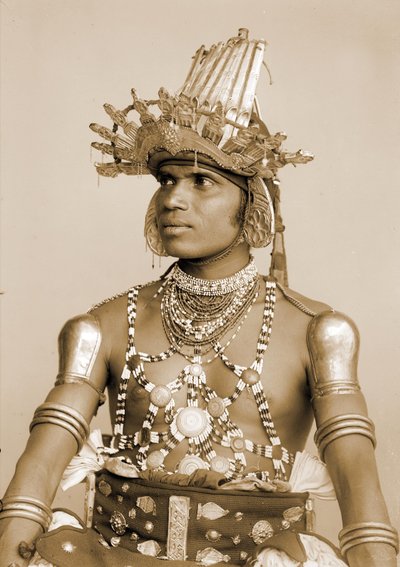 Ritratto di un ballerino dello Sri Lanka con elmo d